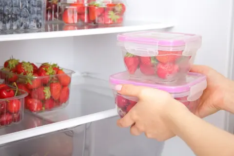夫に「電気代が高い。そんなに冷蔵庫に詰め込むな」と注意されました。中身の量や設定で電気代はそんなに変わるのでしょうか？