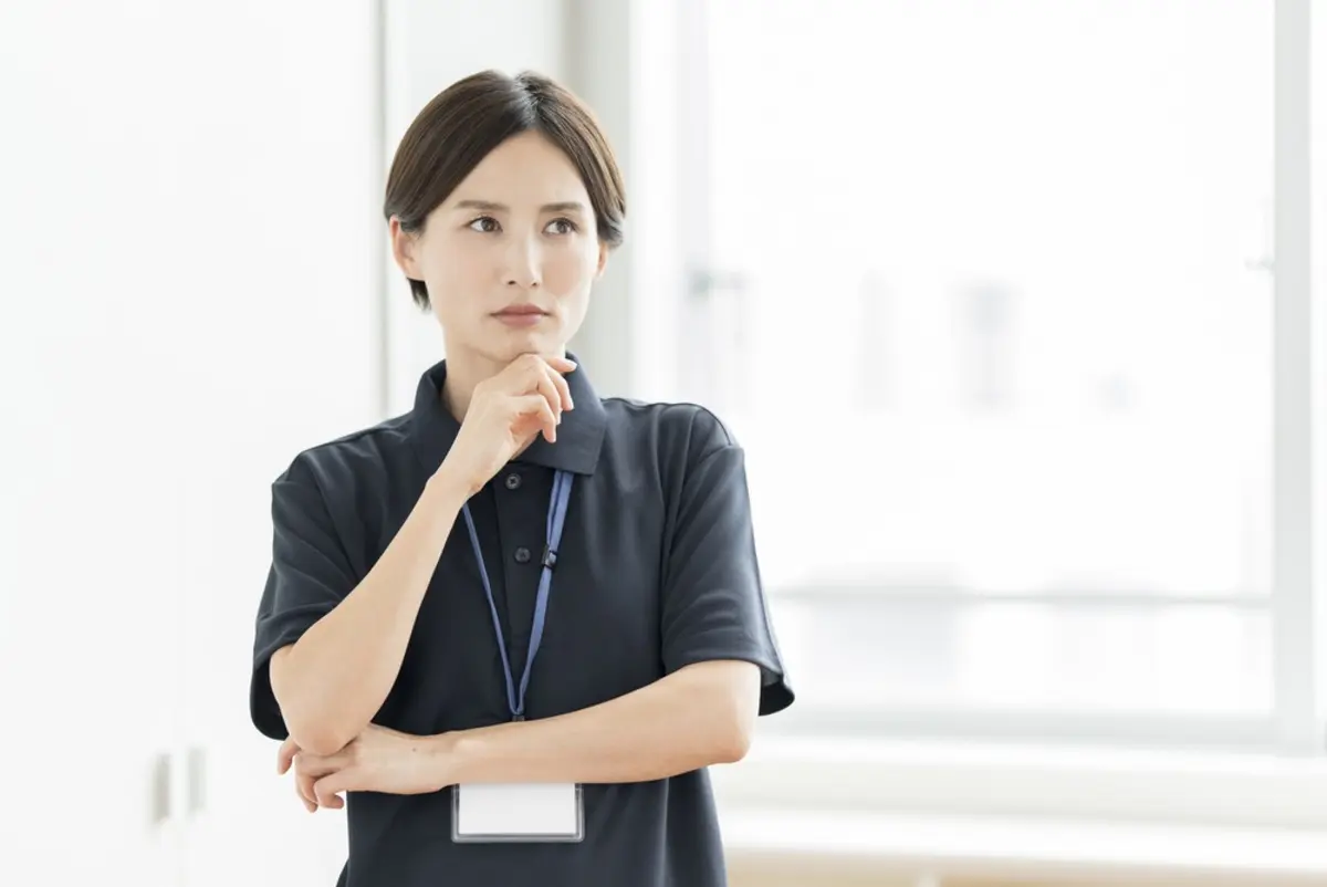 夫を亡くし遺族年金を受給中ですが、正社員になって“年収500万円”を超えたら年金は打ち切られるのでしょうか…？ 頑張って働いたせいで頼みの綱を奪われるかもと思うと不安です。