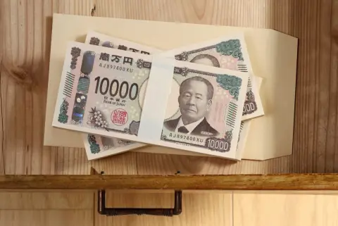 両親が毎月「5万円」ずつタンス預金しているのですが、どうにかやめさせたいです。勝手に銀行に預けたら罪に問われますか？ インフレによる価値の目減りはもちろんのこと、空き巣被害が心配です