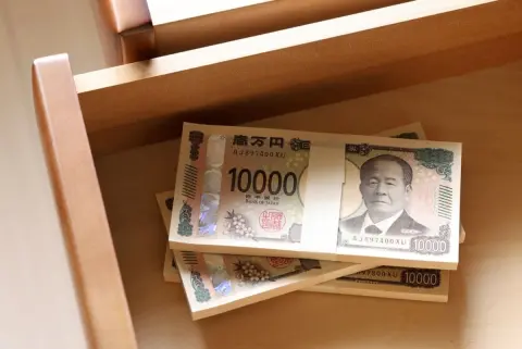 お小遣いで「宝くじ200万円」当せん！ 妻に“内緒のへそくり”のつもりが「夫婦の共有財産だから半分もらう」と言われました。自分のお金で買ったのに、半分も渡す必要はありますか？ 民法の考え方を確認