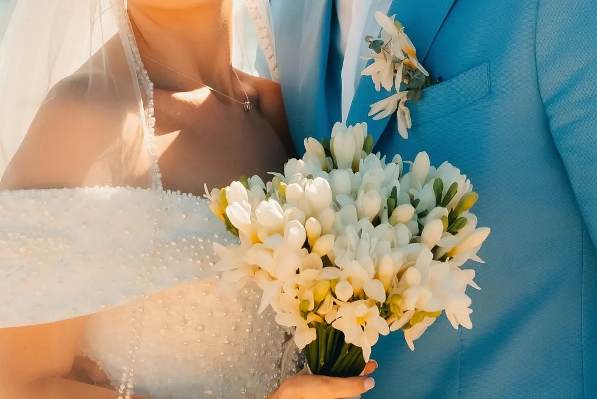 兄弟の結婚式、自分は独身（30代）で出席します。親は「家族だからご祝儀はいらない」と言いますが、社会人として「5万円」くらいは包むべきですよね？