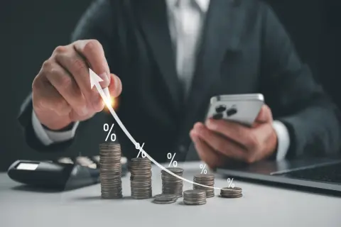 アクティブファンドに「月5万円」積み立て中、友人に「インデックスファンド一択」と言われました。将来は「信託報酬で100万円差」になるそうですが、そんなに変わりますか？ 長期では負ける理由