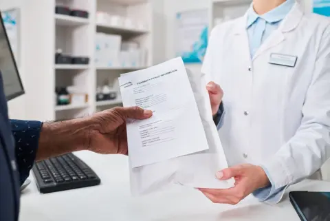 薬局で処方箋を出し忘れて「期限が1日過ぎたもの」を出したら、薬剤師さんに「無効だから全額自費になります」と言われました。たった1日遅れただけで保険はきかなくなるのでしょうか？