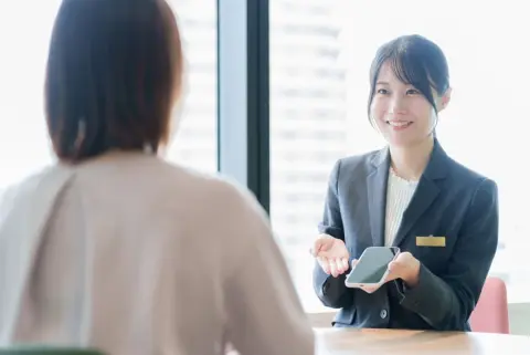 スマホを分割払いで購入したら、店員さんに「実質負担は少ないです」と説明されました。月々の支払いは安く見えますが、結局いくら払っているのか分かりにくくて不安です。