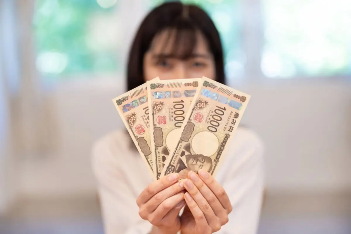 一人暮らしを始めた娘から「奨学金の返済で生活が厳しい」と言われ、毎月「3万円」を援助することに。奨学金の返済を親が肩代わりすると、贈与税の対象になるのでしょうか？
