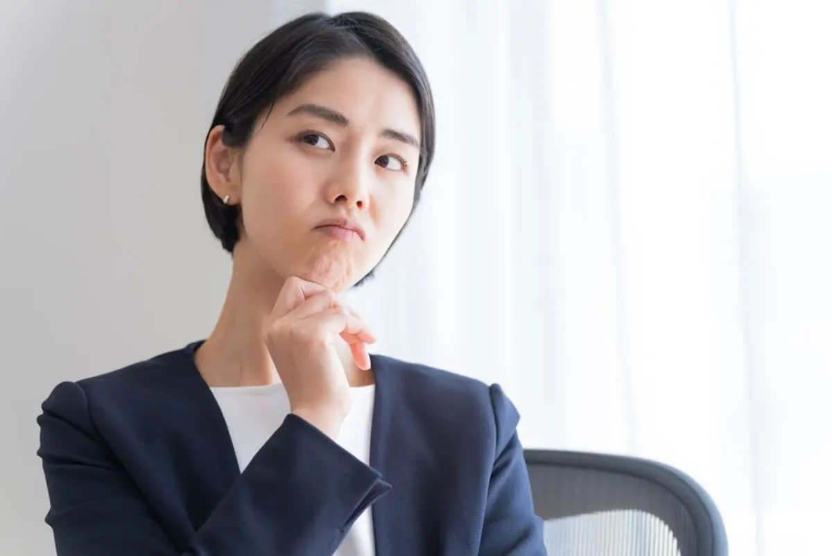 「出張の移動が勤務時間にならないの納得いかない」SNS投稿に「土日つぶれる」「本当に理不尽」など共感多数！ 仕事のために“拘束されてる”のに、なぜ労働時間にならないの？「法律の理不尽」を緩和する仕組み