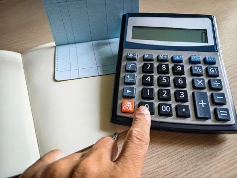 夫が退職金「2000万円」の半分を私名義の口座へ移すと言っています。夫婦で築いた財産でも贈与税がかかるのでしょうか？