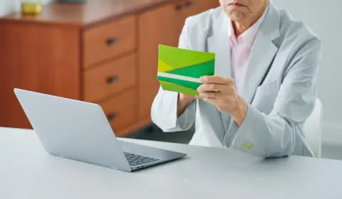 人生初の“年金支給日”で「2ヶ月分・30万円支給」と思ってたのに、実際は「たった数万円」だけで驚き！「税金で半分以上も引かれた！」役所に怒鳴り込む前に“知っておくべき事実”