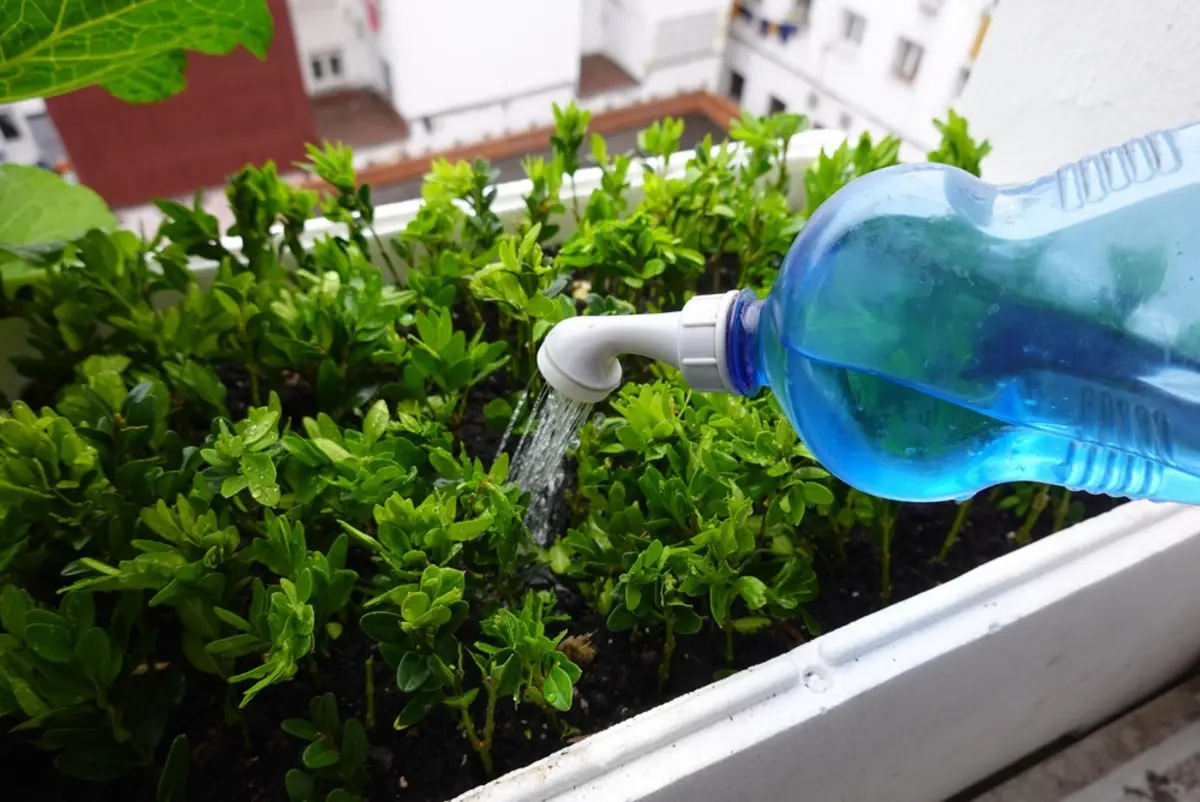 マンションのベランダでプランター菜園に水をやっていたら、下の階から「泥水が落ちて洗濯物が汚れたから、弁償して」と怒鳴られました。払う義務はありますか？