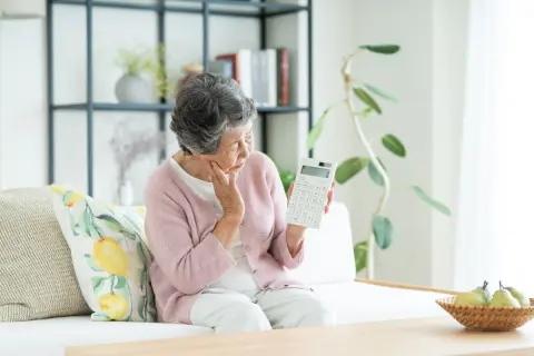 実家に帰省した際、60歳の母が年金を繰り上げて受け取っていたことが発覚！ 本人は「早く受け取った方が安心」と言いますが、長期的には損になりますよね？ 今からでも取りやめることはできますか？