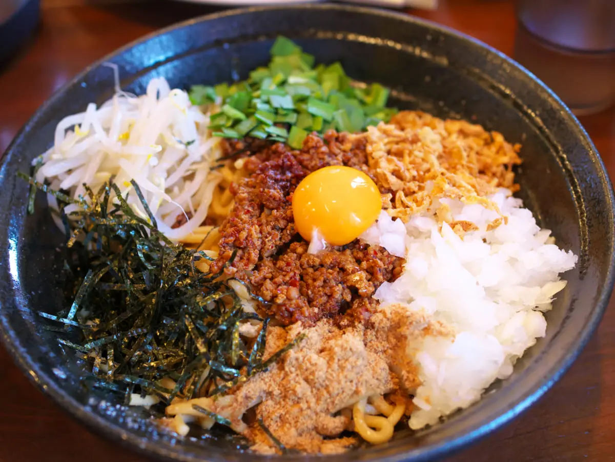 7プレミアム「大盛り魚介豚骨まぜそば」を実食！ ネットで「店で食べるよりおいしい」の声も多いけど“価格368円”で「ラーメン屋の1500円のまぜそば」に勝てる味？ 筆者が食べて感じた“コスパの良さ”