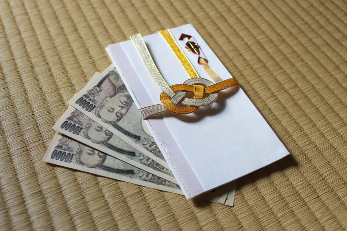 息子が“直接渡さないからバレない”と、友人に「ご祝儀2万円」包んだと聞き驚き！ 非常識だと“絶縁されるレベル”だと感じますが、まだ社会人2年目なら「知らなかった」で済むでしょうか？