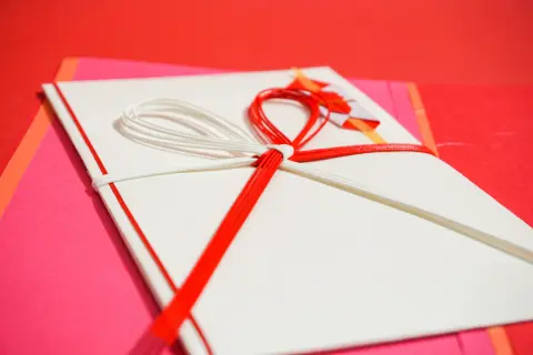 職場の部下の結婚式に主賓として出席。ご祝儀は「3万円」だとダメでしょうか？「最低5万円～10万円」くらい包まないとケチだと思われますか？