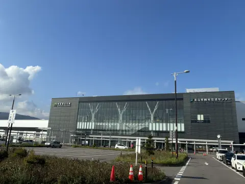 函館旅行で“新幹線の終点”まで乗ったのに「まだ函館駅じゃない!?」降りた駅は「新函館北斗駅」だけど、函館駅までさらに18キロ…「新横浜→横浜」くらいと思うと大誤算！ 移動手段・費用を確認