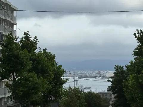 定年後は「函館の海の見える丘」で暮らしたい…2025年は「猛暑日ゼロ」!? 函館山のふもと「青柳町」「弥生町」の中古住宅はいくらから買える？「函館の西部は安い」の実態とは―在住者の実感も交え解説