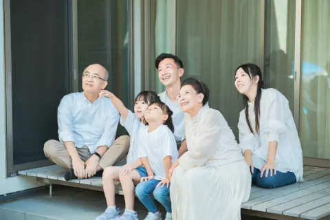 食べ盛りの子どもを連れて“2泊3日”で私の実家へ帰省します。妻は「2万円くらい渡したほうがいい」と言いますが、私は親に気を遣わせるだけではないかと感じています。親子間でも現金を渡すのは一般的なのでしょうか？