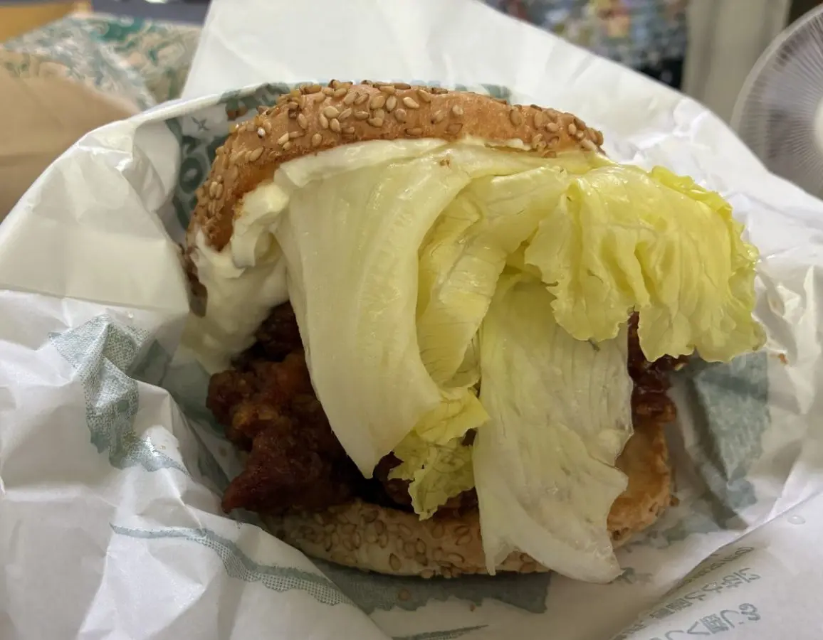 妻から「函館の518円のご当地バーガー」の写真にビックリ！ ビッグマックと“ほぼ同じ値段”でも、サイズは「幅11cm×高さ14cm」と超巨大!? ラッキーピエロで“価格とサイズ”が逆転する理由
