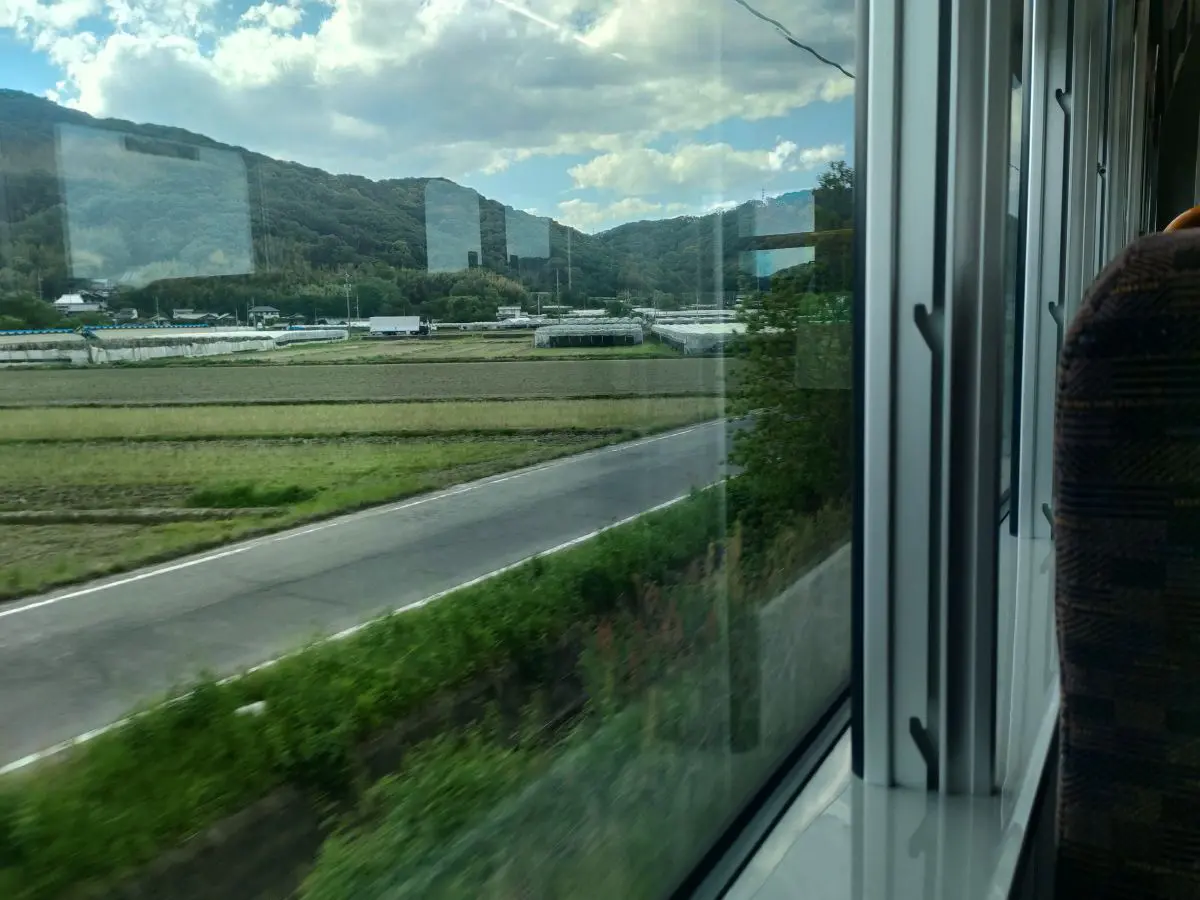 四国移住で「新幹線で帰省」ができずビックリ！ 関東への帰省は「飛行機」が多い？ 実際「飛行機・車・鉄道・高速バス」どれが“コスパ最強”か―移住8年目の筆者が解説