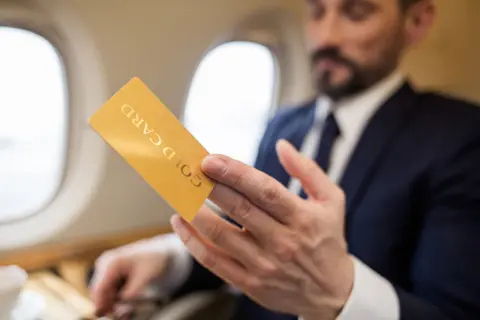 海外旅行のために年会費を払ってゴールドカードを作った夫。「旅行保険も付いているのに、別の保険に入るのはもったいない」と言いますが、カード付帯の保険だけで本当に十分なのでしょうか？