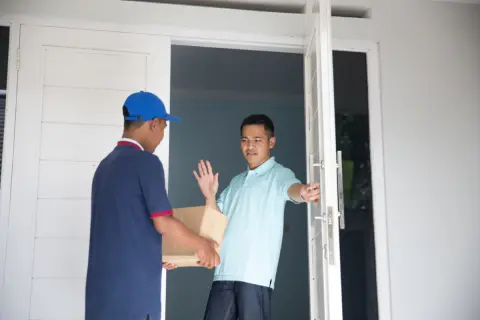 自宅に家族の誰も注文していない“代引き荷物”が届きました。代金を支払わず受け取りを断ったのですが、「正しい対処」だったのか心配です。後から“請求”や“金銭トラブル”に発展することはないのでしょうか？