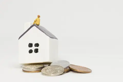 70代の父が「売却後も住めるから安心」と自宅を“リースバック”。ところが家賃を「6万円→8万円」にすると言われて困惑…。値上げを断ったら退去しなければならないのでしょうか？