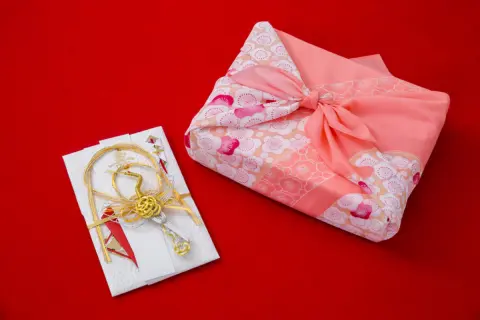 甥の結婚式に「夫婦で10万円」包んだのに、料理は「1万円程度」引き出物も「3000円のカタログギフト」のみ…親族としてさすがに“不相応”なので、親である弟に苦言を呈してもいい？ 親族間のマナーとは