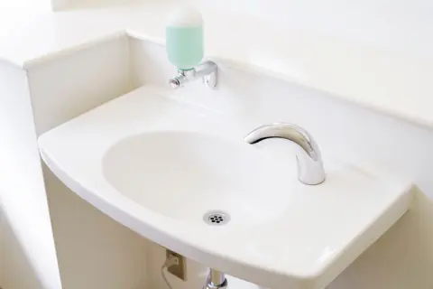 実家に帰省したところ“洗面台”の下が少し湿っていることに気づきました。今は使用できますが、放置すると水漏れが広がり、“高額な修理費”が発生しないか心配です。放置すると“水道代”や“床の修繕費”まで増える可能性があるのでしょうか？
