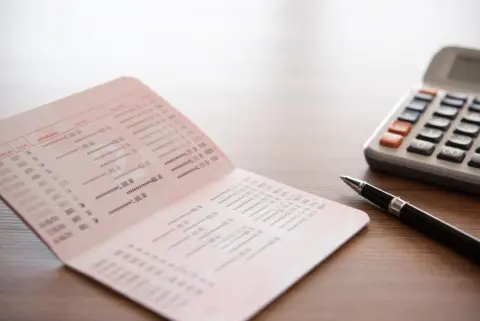 生活費から余ったお金を口座へ積み立て、気づけば「300万円」に。夫は「家計から貯めたお金だから共有財産」と言いますが、自分名義の口座でも夫婦のお金になるのでしょうか？