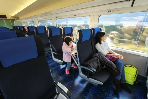 シルバーウィークに家族4人、新幹線で帰省します。妻は「子どももいるし、グリーン車でゆったり行きたい」と言いますが、“2時間半”の移動でも、「約2万円」の追加料金を払う価値はあるのでしょうか？