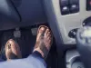 ビーチサンダル運転は「反則金9000円」でも“クロックスは問題なし”と聞きビックリ！ どちらも「サンダル」だと思いますが、境界線はどこにあるのでしょうか？ 履物による運転ルールを確認