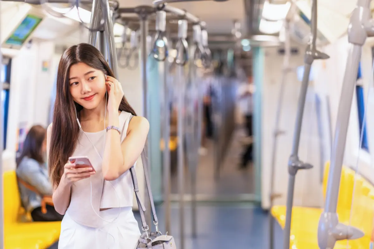 電車で子どもに動画を見せていたのですが、周囲からの冷たい視線が気になります。音量を抑えていても、車内で音を出すのは“マナー違反”なのでしょうか？ また“追加料金”を請求されることなどあるのでしょうか？
