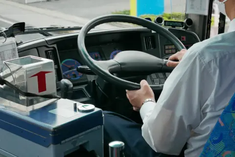 バスの両替機が一万円札に対応していない、と運転手にキレられて地獄でした。両替不可能とのことで次回の精算になりましたが、これがバス業界で正しい対応なのでしょうか？