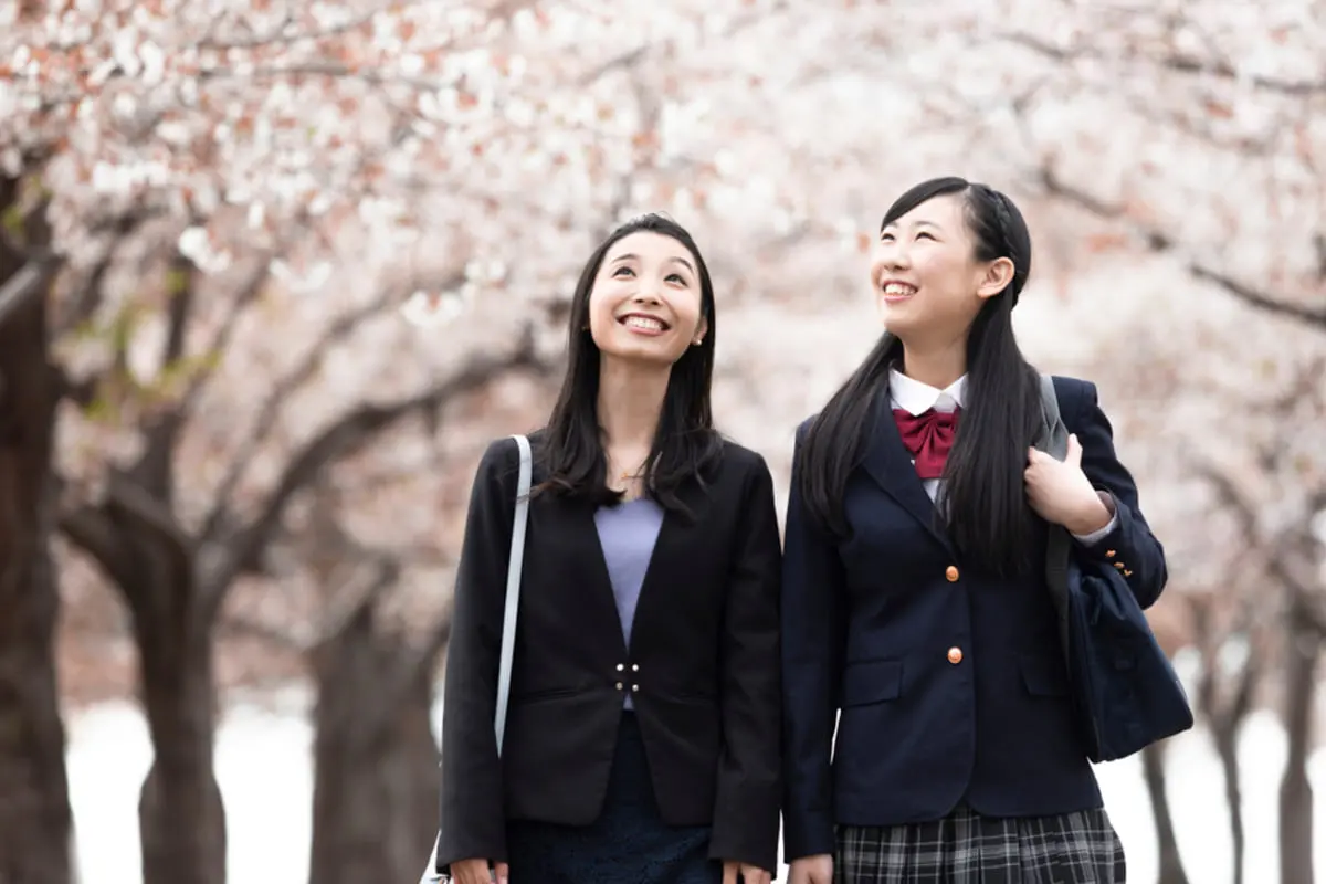 子どもが中学生や高校生になると、授業料だけでなく、塾代や部活動費、受験費用なども増えていきます。住宅ローンや日々の生活費も支払っていると、収入が大きく減っていなくても家計が赤字になることがあります。