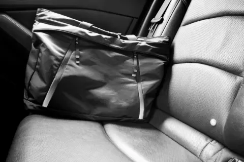 タクシーに忘れた30万円の高級バッグが「見つからない」と言われました。絶対に車内にあるはずなのに。泣き寝入りするしかありませんか？ タクシー会社に弁償させる方法はありますか？