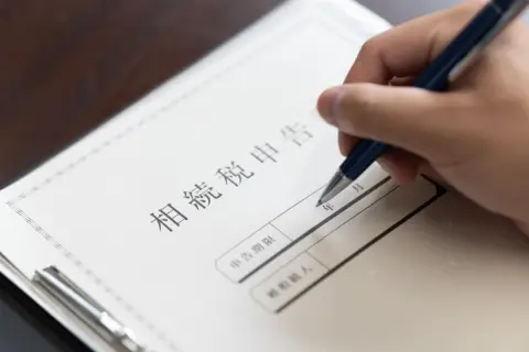 父の遺産は「6000万円」、相続人は母と私の2人です。それぞれ「3000万円」ずつ受け取るなら、相続税はかからないと考えてよいのでしょうか？