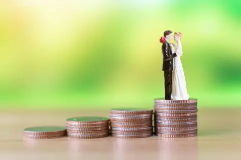 娘の結婚で「100万円の支度金が必要」と“義息子側”から当然のように言われ困惑…普通は「新郎側が用意する」と思っていたのですが、今は“新婦の親”が払うのでしょうか？ 確認すべきポイントとは