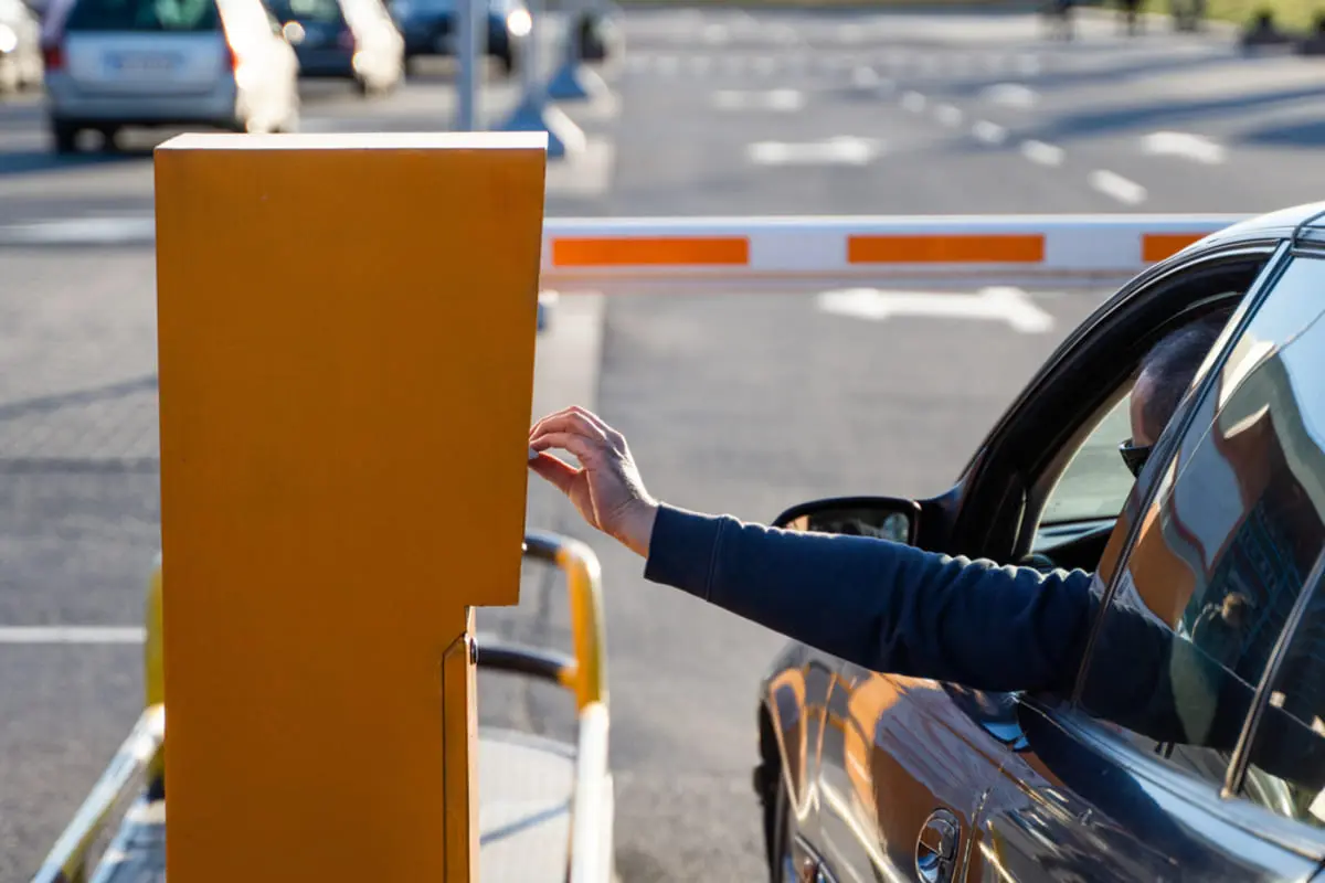 コインパーキングで駐車券を紛失し、追加料金を支払った後、スマートフォンの利用履歴から入庫時刻を確認できました。利用時間を証明できるなら、追加料金は返金してもらえるのでしょうか？