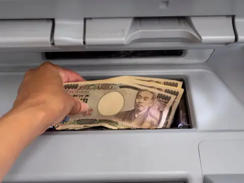 祖母からもらった現金「100万円」を自分の口座に入れたら、銀行から使い道を確認されました。家族から受け取ったお金でも、説明しないと入金できないのでしょうか？