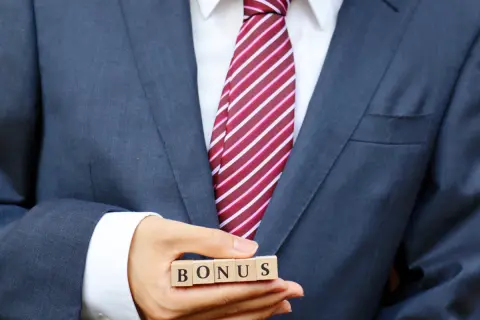 夫は国家公務員で、ボーナスは毎年「180万円」ほど。民間企業で働く私とは年収がほぼ同じですが、それでも国家公務員の夫のほうが“実質的に得”なのでしょうか？