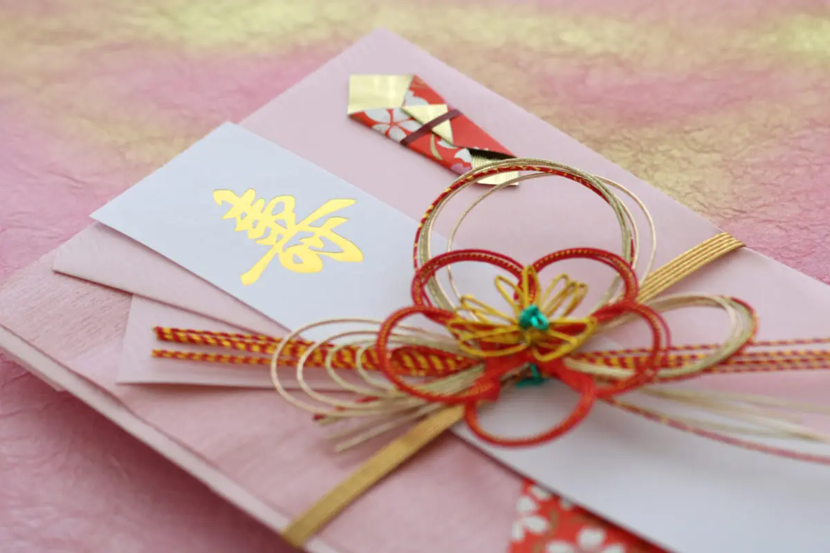今度、めいが結婚することになりました。ご祝儀は10万円包むつもりでしたが、夫から「5万円で十分じゃない？」と言われ意見が割れています。叔父・叔母のご祝儀相場はいくらでしょうか？