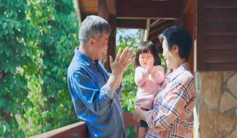 お盆は実家に帰省中ですが、親に「滞在費」としてお金を渡すべきでしょうか？ 渡す場合の数日分の相場や、スマートな渡し方を知りたいです。