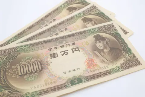 祖母のタンスを整理していたら、昔の「聖徳太子の1万円札」を発見！ 母は「銀行で替えてもらえば？」と言いますが、そのまま「1万円」として使うより高く売れることもあるのでしょうか？