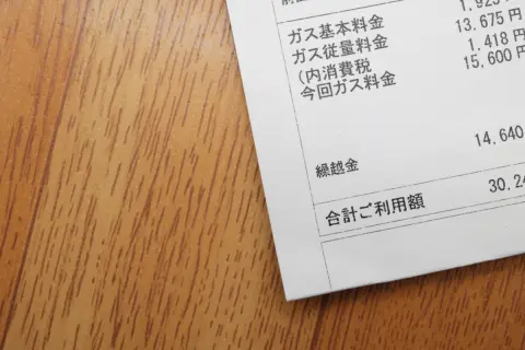 引っ越した直後、前の住人宛てに公共料金の請求書が何度も届くようになりました。放置していても、私の契約や支払いに影響することはないのでしょうか？