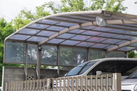 150万円で「車3台分のカーポート」設置を計画！ 業者さんは「引き渡し後なら建ぺい率オーバーでも大丈夫」と言いますが“違法建築のペナルティ”が心配です。本当に問題ないのでしょうか？
