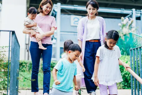 年上のママ友に「児童手当が増えた分、習い事を増やそうかな」と話したところ、急に黙ってしまいました。「そういう話は人前でしないほうがいいよ」と注意されたのですが、失礼だったのでしょうか？