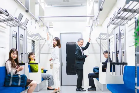 通勤で毎日「有料座席」を使っている同僚がいます。片道500円も追加でかかりますが、それでも毎日利用するほどメリットがあるのでしょうか？