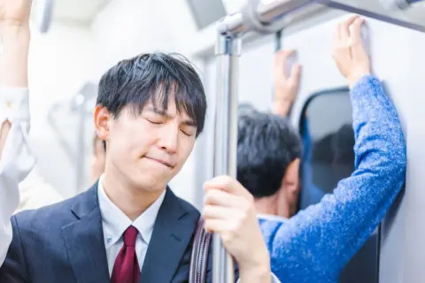 仕事帰り“東京-船橋間”の「グリーン券750円」を買ったのに、混んでて座れなかった！ 立ちっぱなしなら“普通車”に移動したいけど「返金」はしてもらえますか？ 払い戻しの対象になる条件を確認