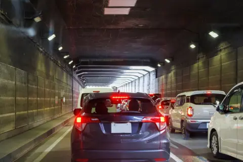 旅行先で借りたレンタカーを返却する途中、高速道路の渋滞に巻き込まれて「2時間」遅刻…。延長料金「3000円」を請求されましたが、渋滞が原因でも全額支払わなければならないのでしょうか？