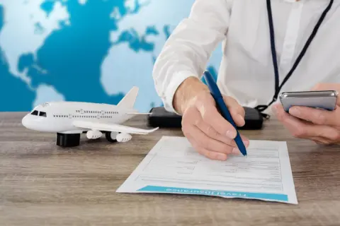 夫が会社から永年勤続の記念品として「10万円分」の旅行券をもらいました。「福利厚生だから課税されない」と言いますが、本当に非課税なのでしょうか？