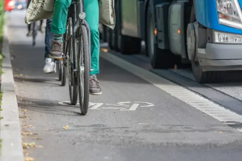 狭い道路で自転車を追い越したら、友人から「後ろを走らないと違反になるよ」と言われました。追突されると思っての追い越したのですが、それでも違反になるのでしょうか？